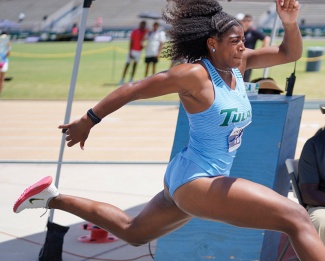 Kaia Todd runs a race on a track 